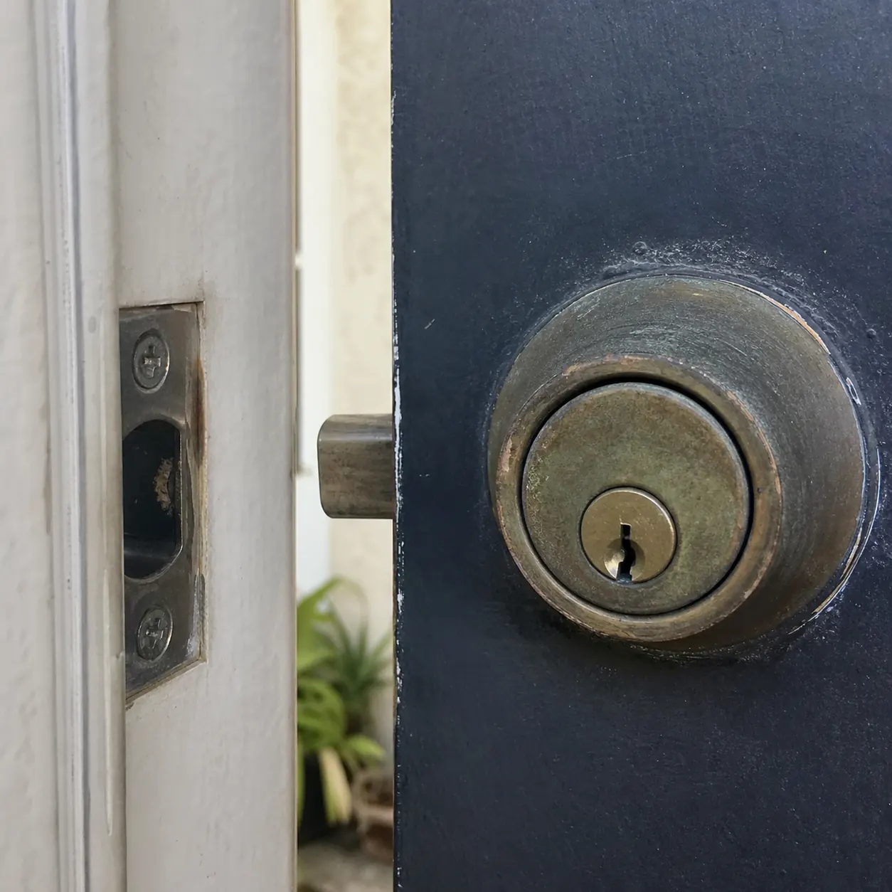 Worn residential deadbolt before locksmith service
